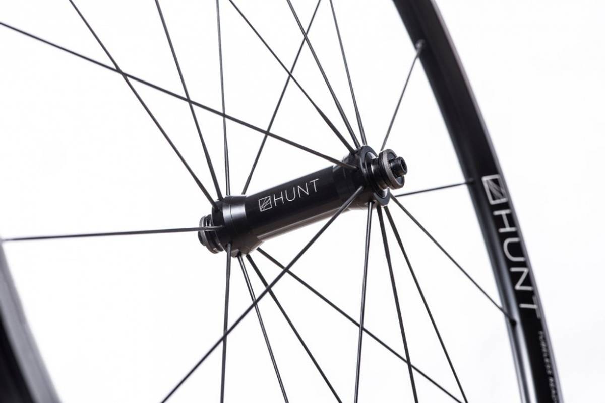 HUNT Race Aero Wide Svart Landevei Clincher Hjulsett